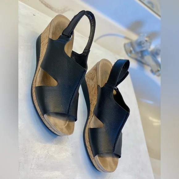 Wear-Ever women’s wedge sandals size 7.5M excellent condition perfect bottom - Picture 2 of 8